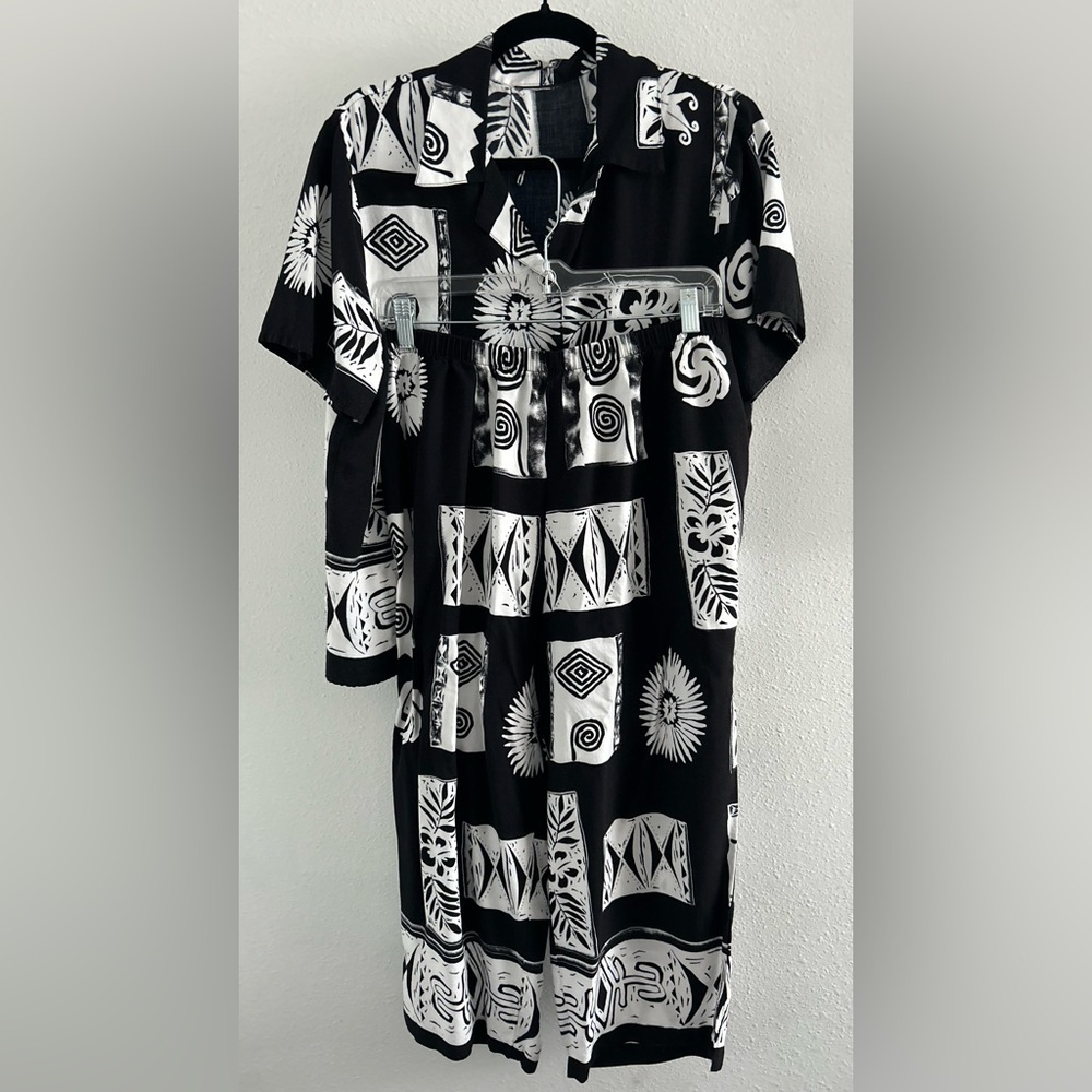 Caribou New York Black and White Patterned Too and Pants Set Size Large